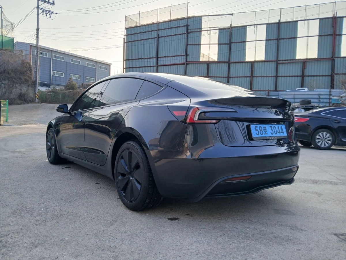 TESLA MODEL 3