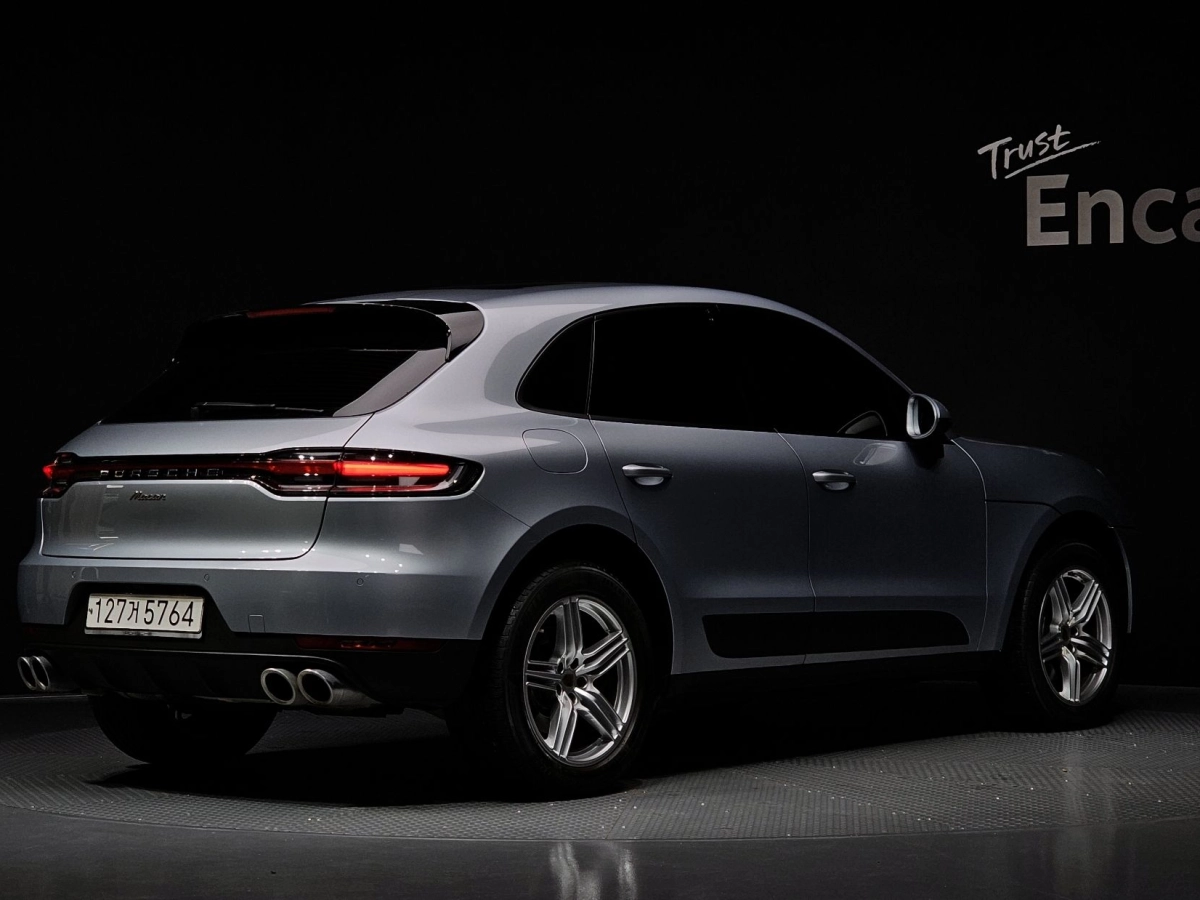 PORSCHE MACAN