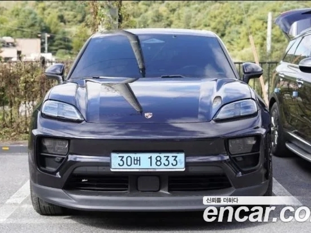 PORSCHE MACAN EV