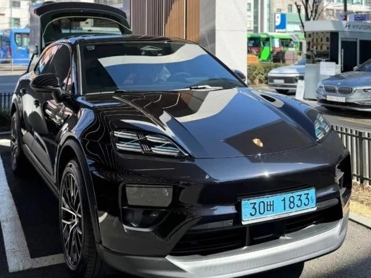 PORSCHE MACAN EV