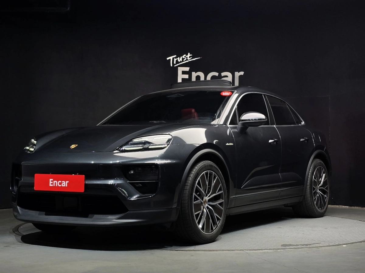 PORSCHE MACAN EV