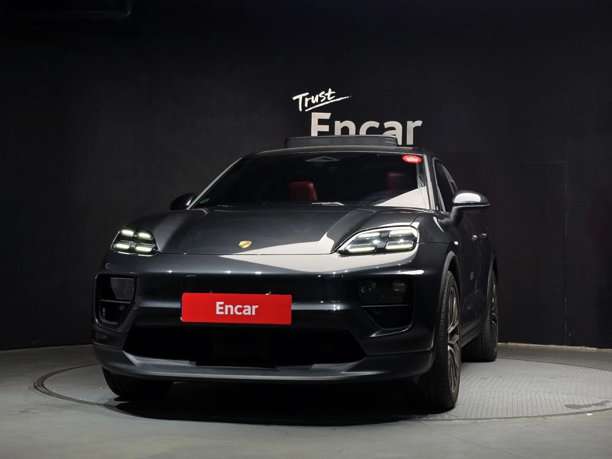 PORSCHE MACAN EV