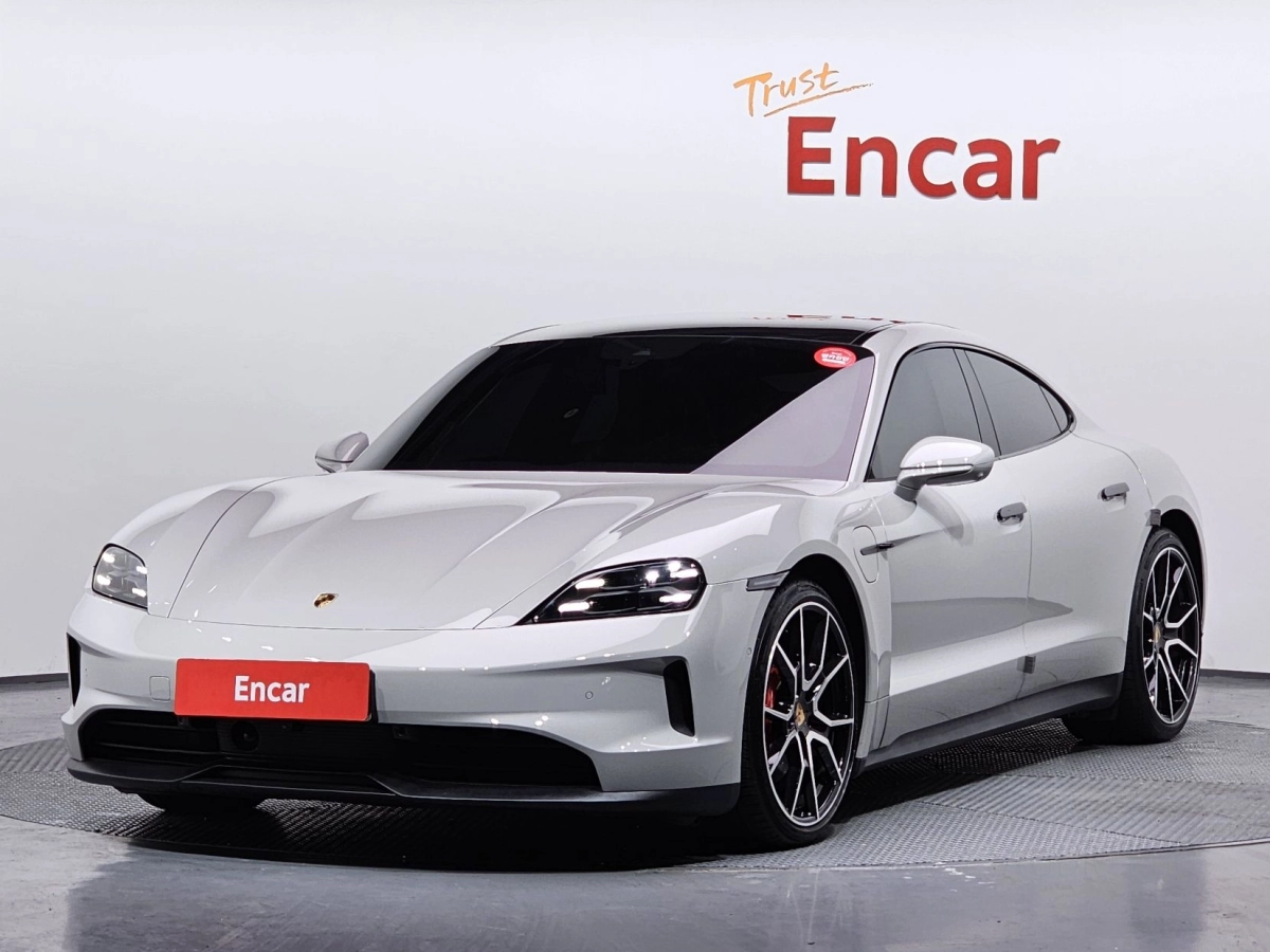 PORSCHE TAYCAN  2025