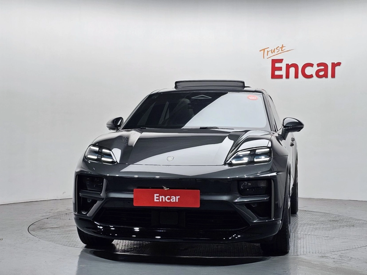 PORSCHE MACAN EV