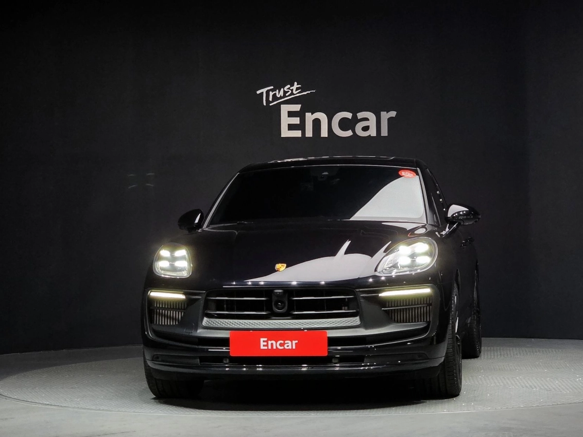 PORSCHE MACAN