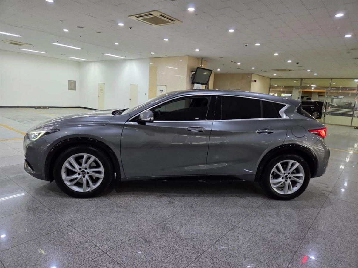 INFINITI Q30