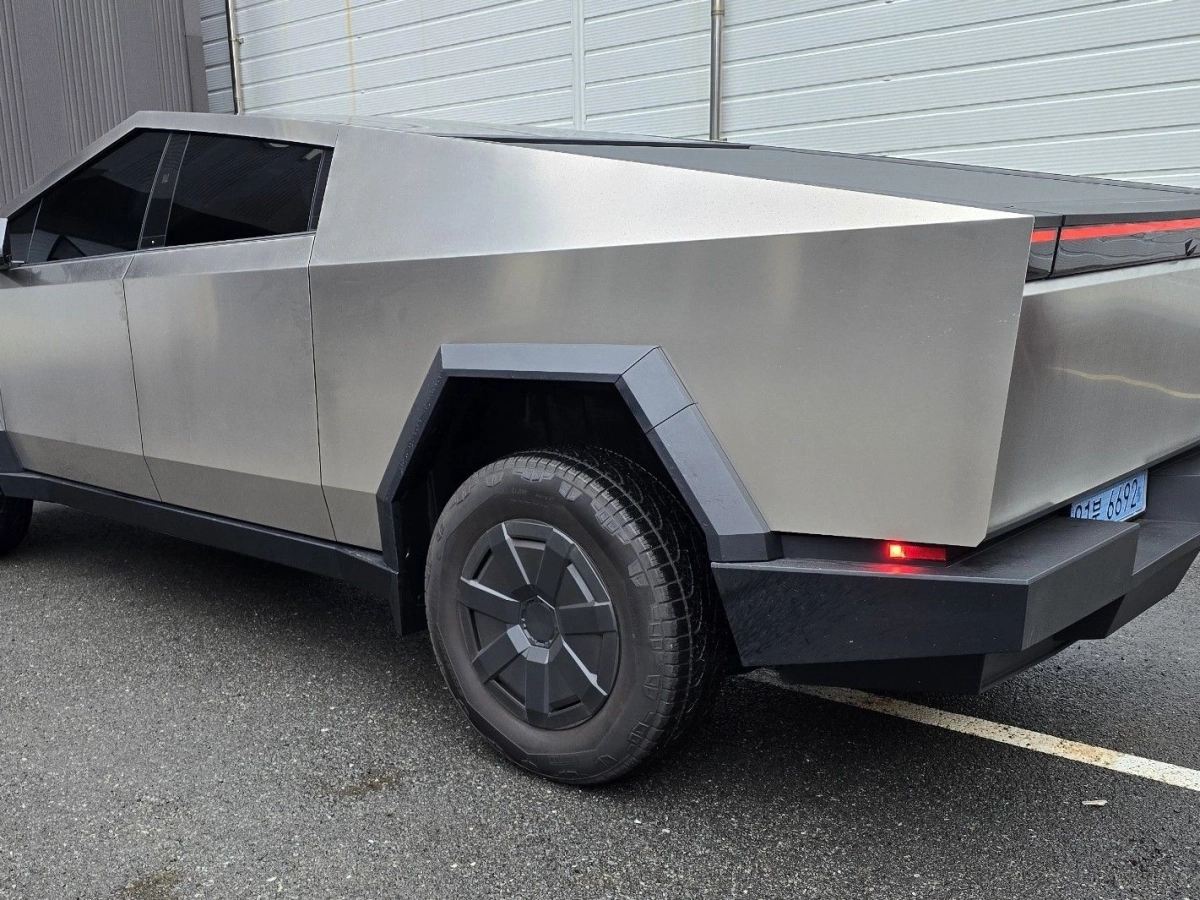 TESLA CYBERTRUCK