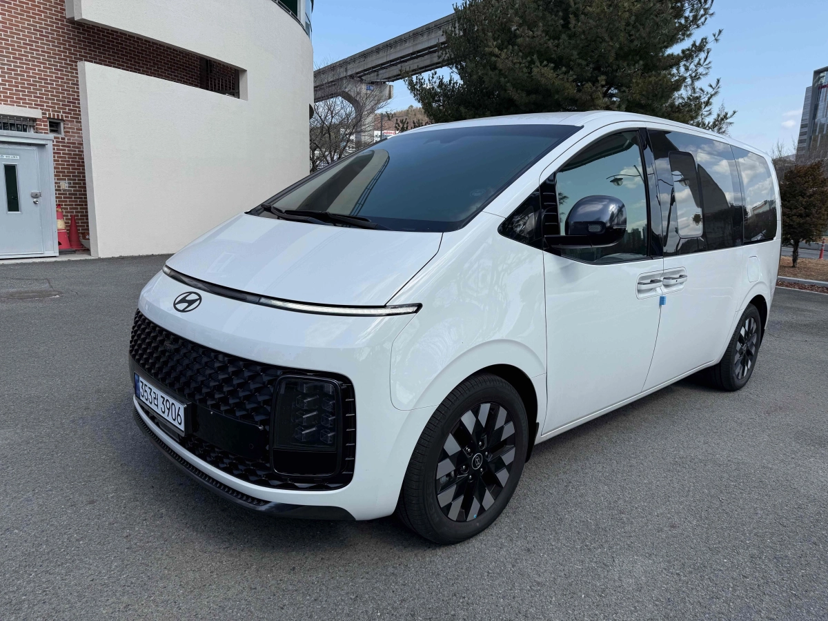 HYUNDAI STARIA 2025