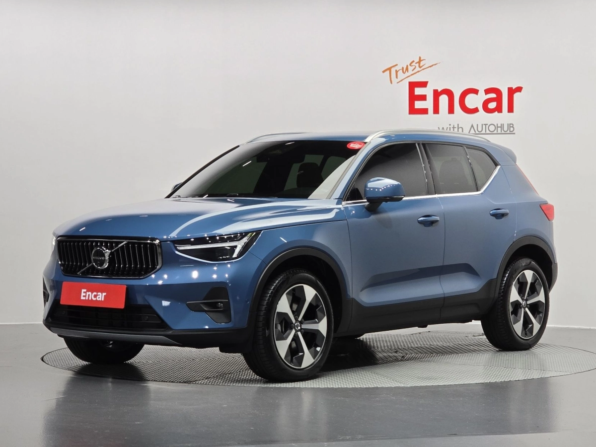 VOLVO XC40  2024