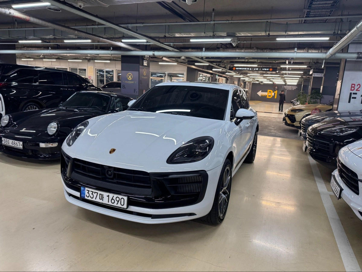 PORSCHE MACAN