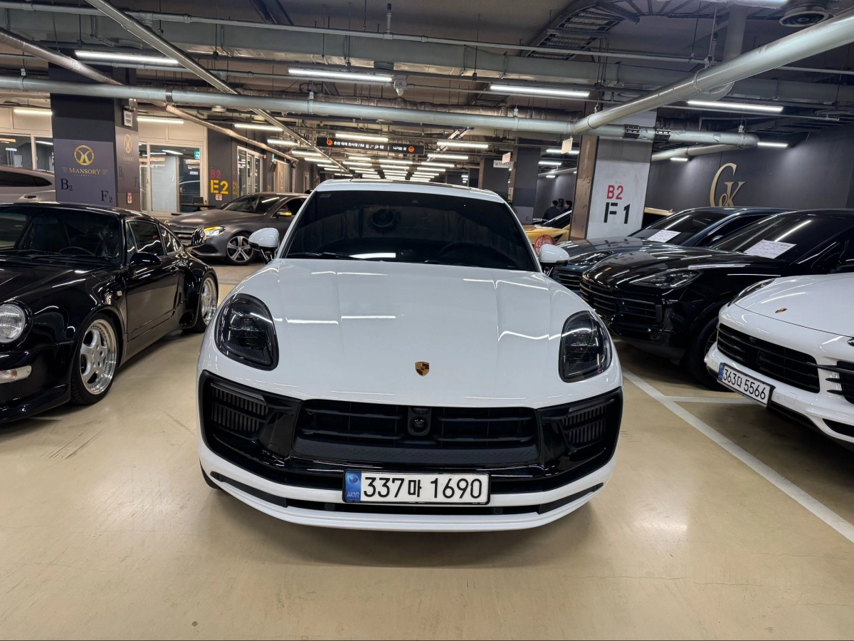 PORSCHE MACAN