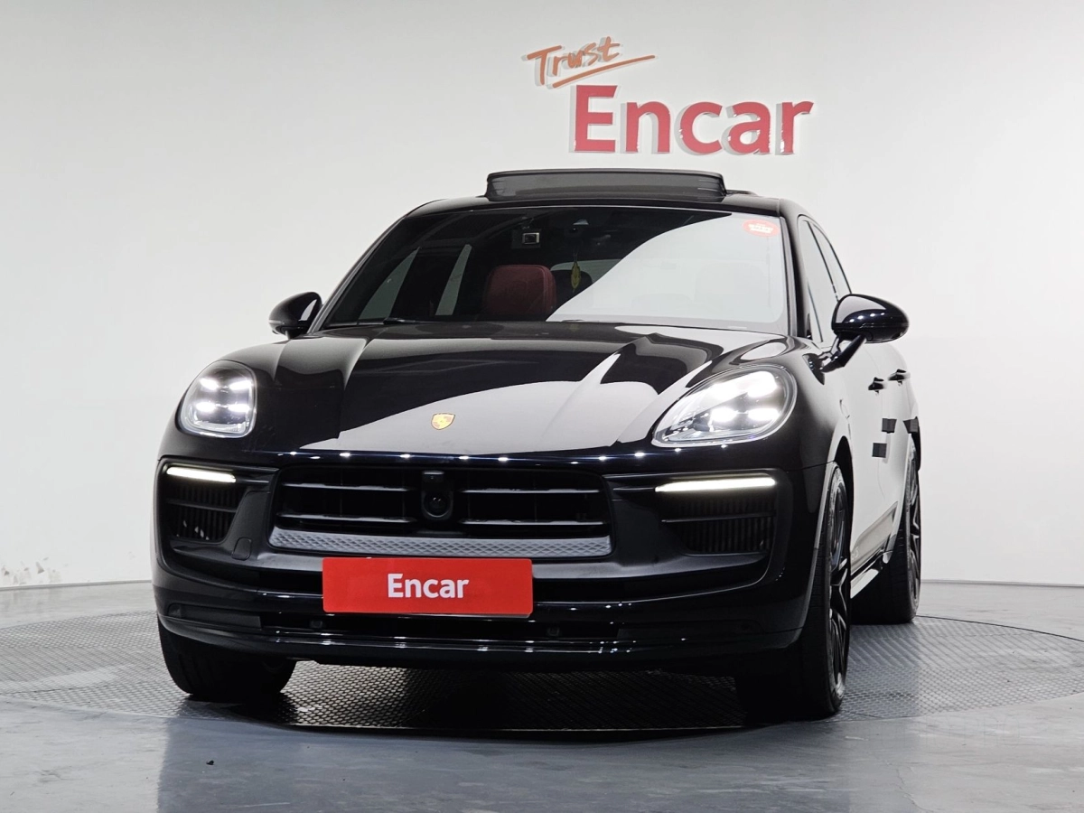 PORSCHE MACAN