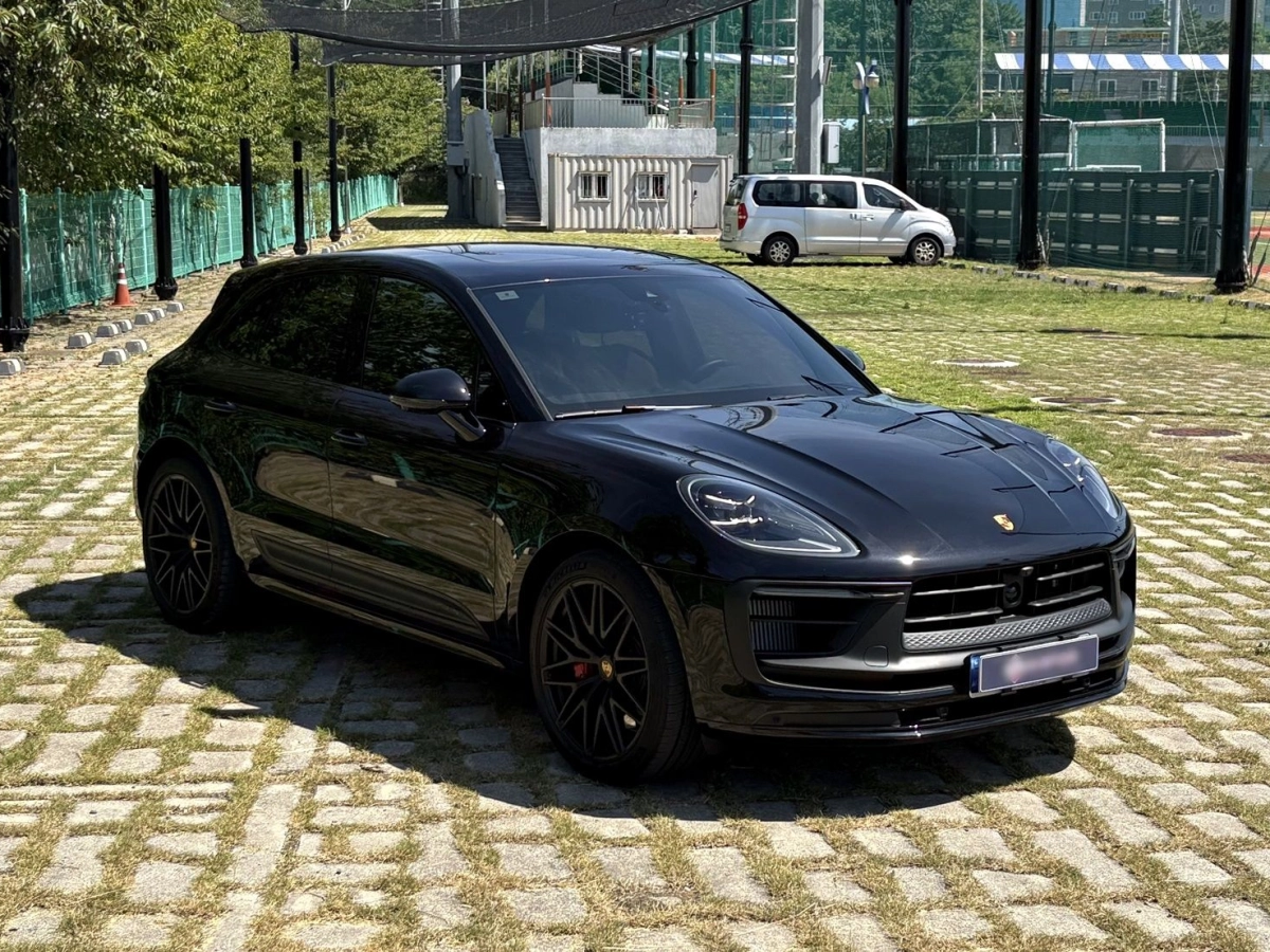 PORSCHE MACAN