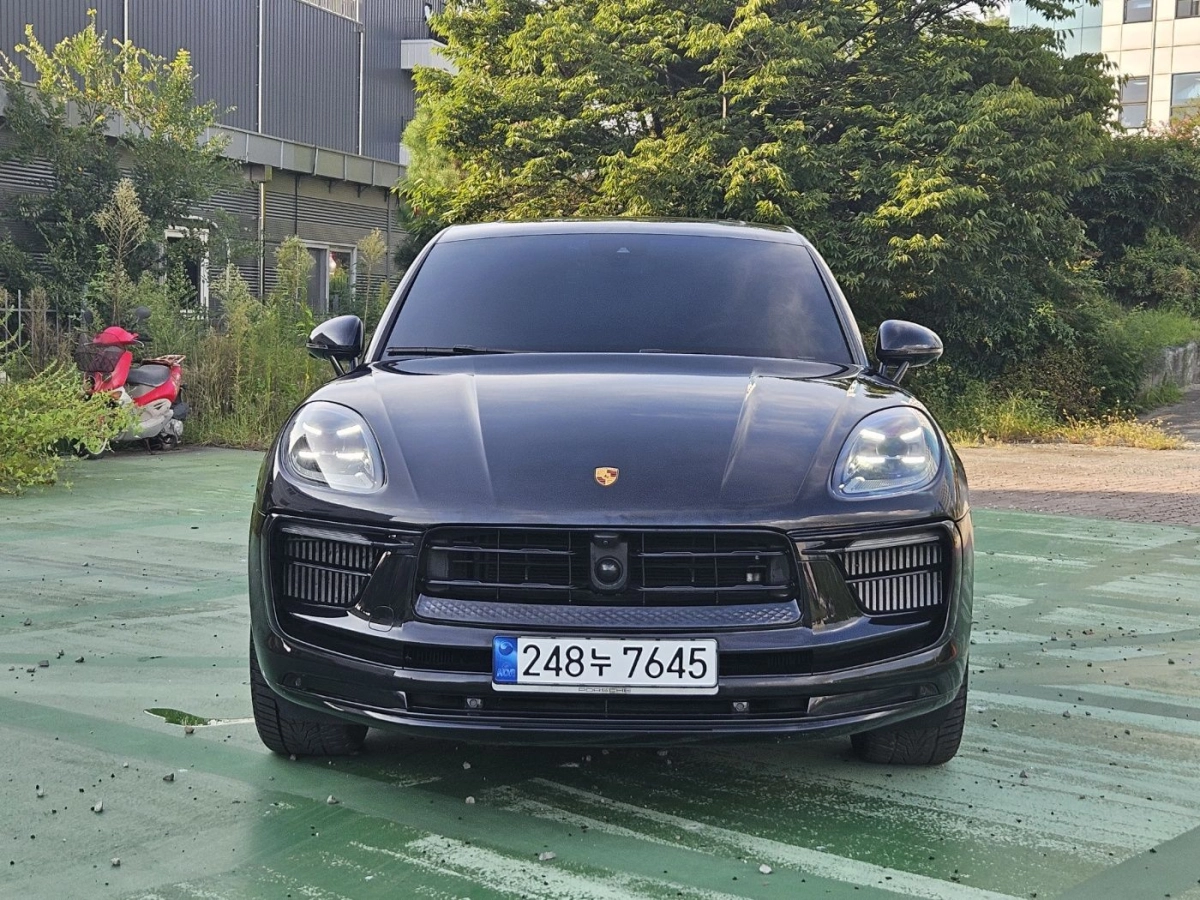 PORSCHE MACAN