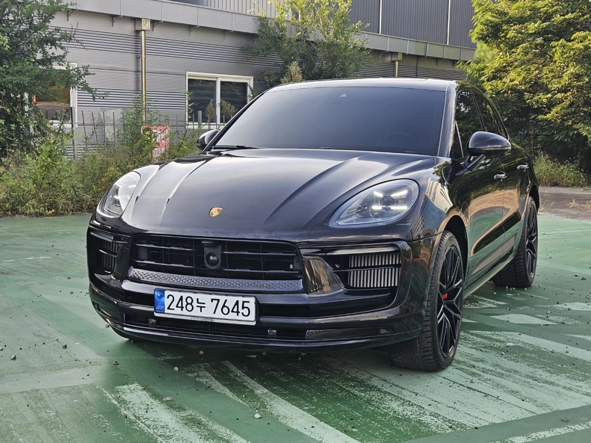 PORSCHE MACAN