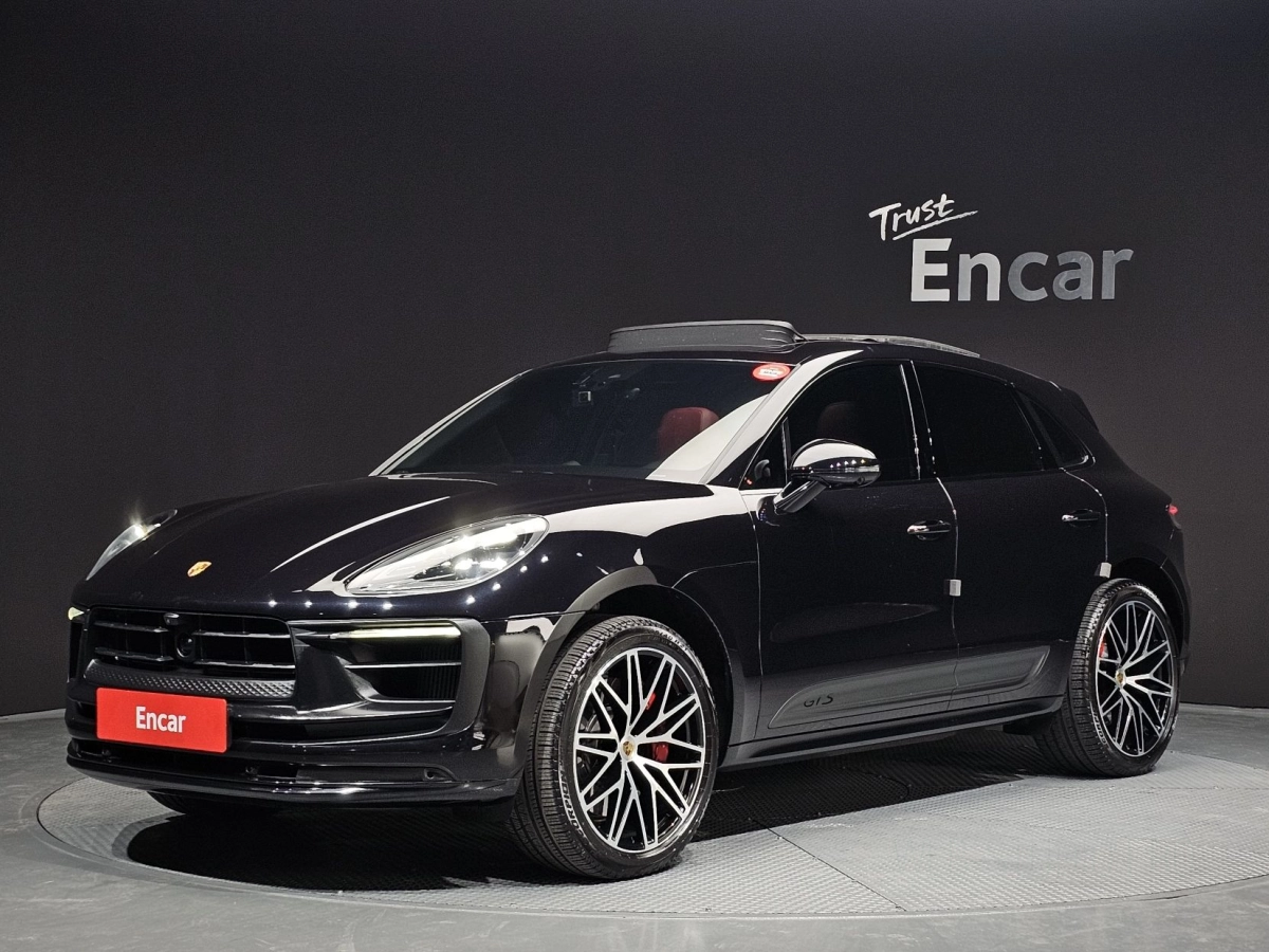 PORSCHE MACAN