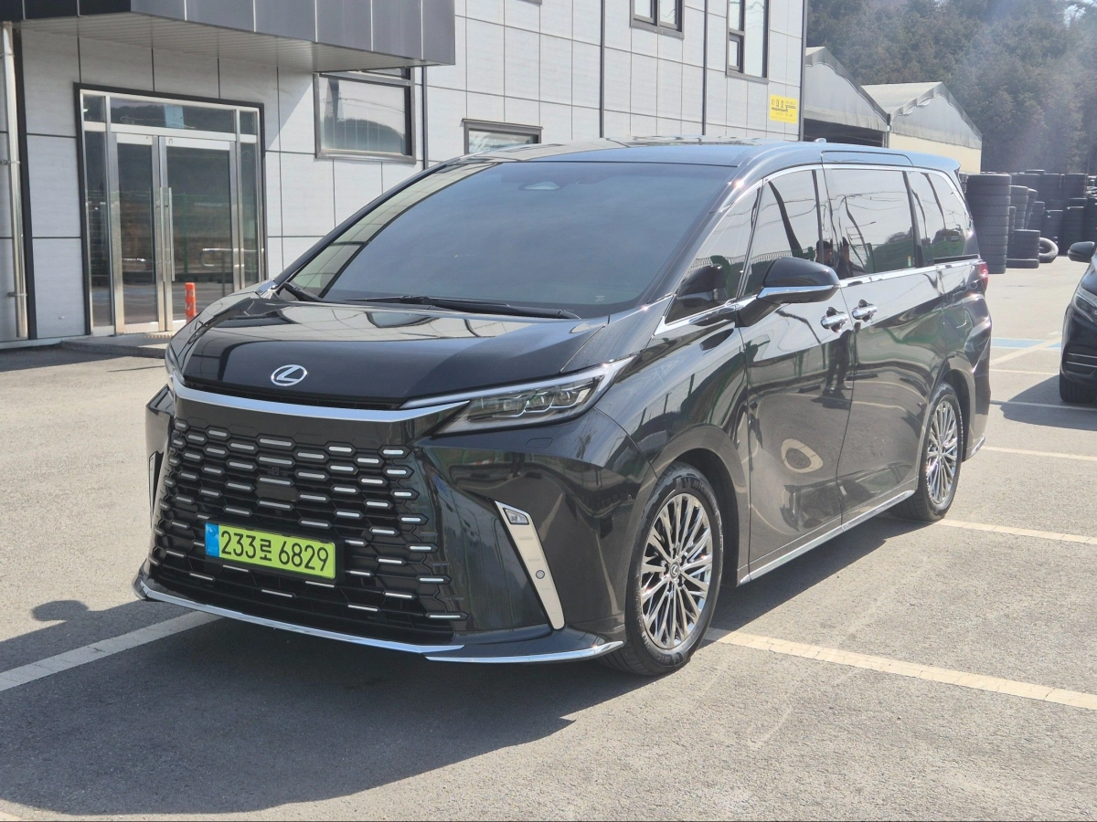 LEXUS LM  2024