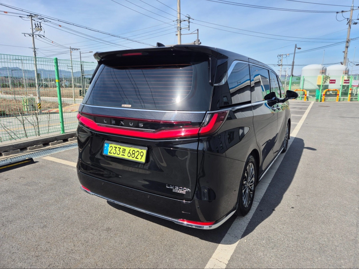 LEXUS LM