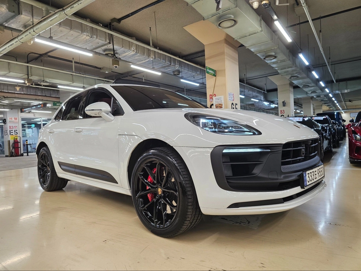 PORSCHE MACAN