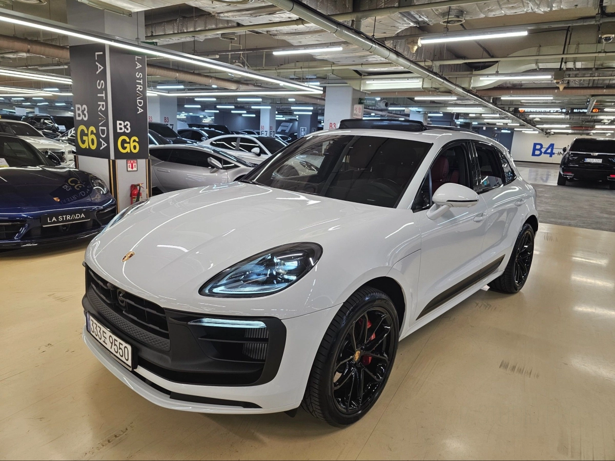 PORSCHE MACAN