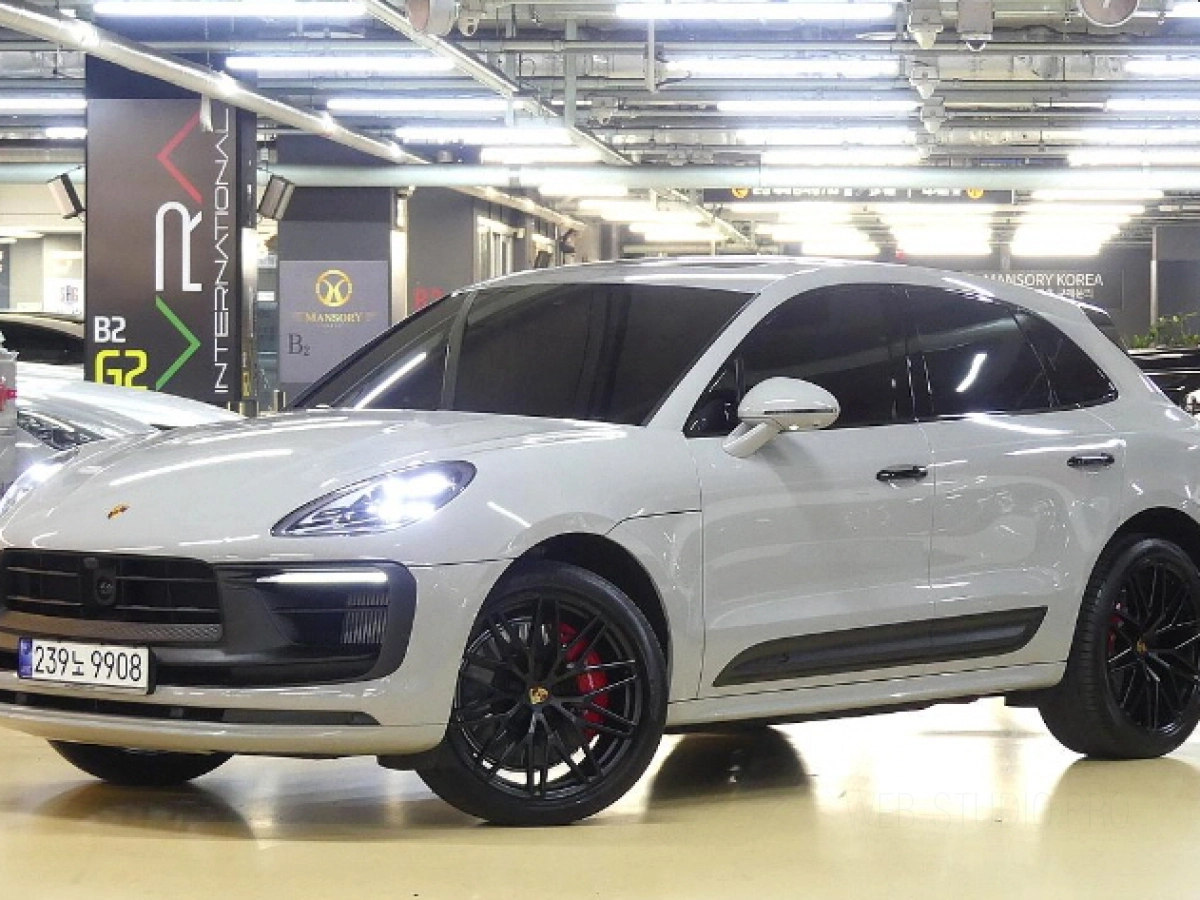 PORSCHE MACAN