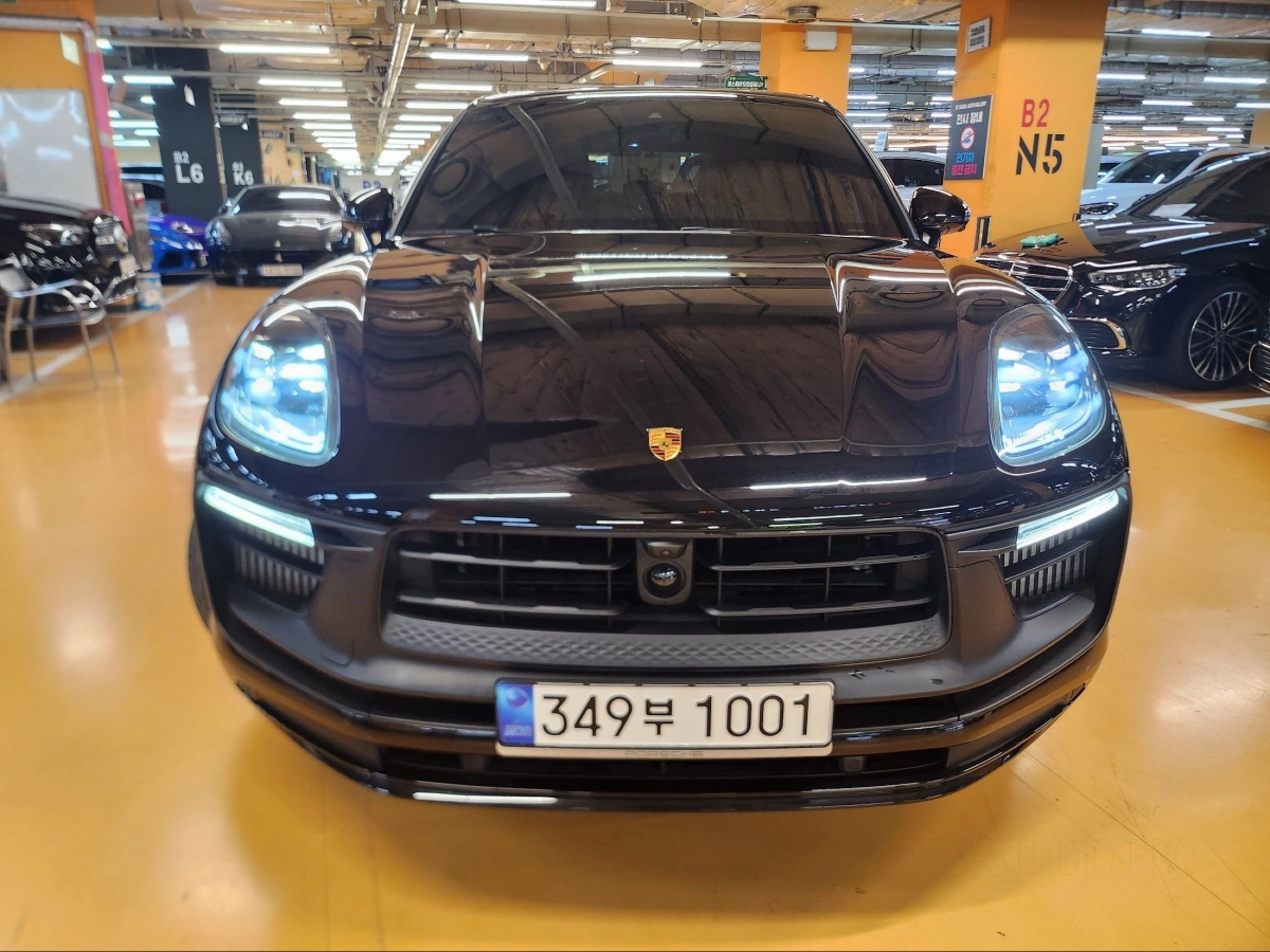 PORSCHE MACAN