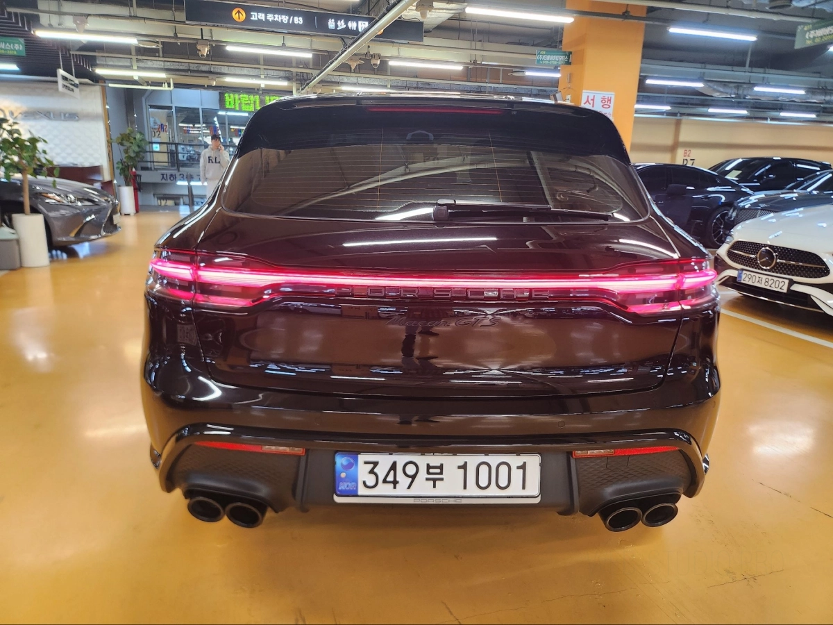 PORSCHE MACAN
