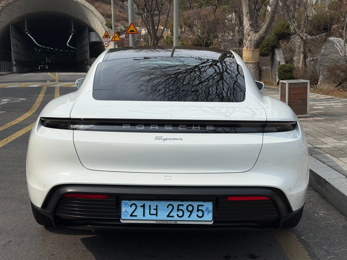 PORSCHE TAYCAN