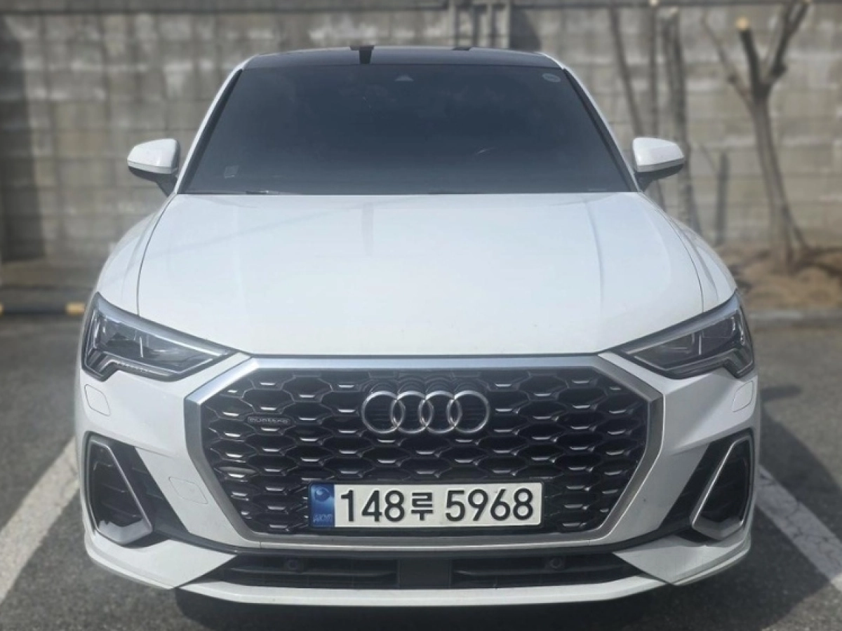 AUDI Q3 F3