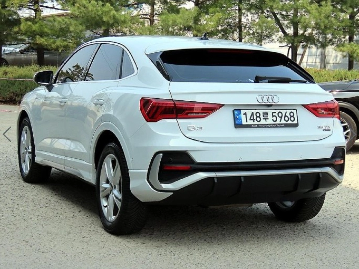 AUDI Q3 F3