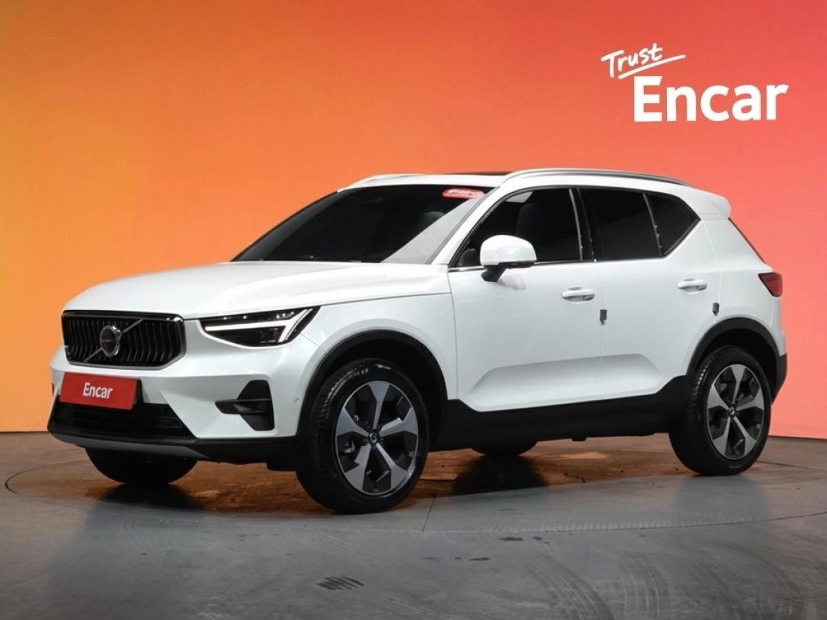 VOLVO XC40  2025