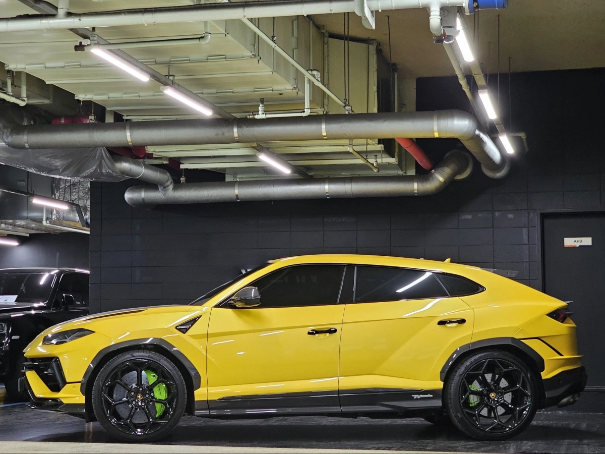 LAMBORGHINI URUS