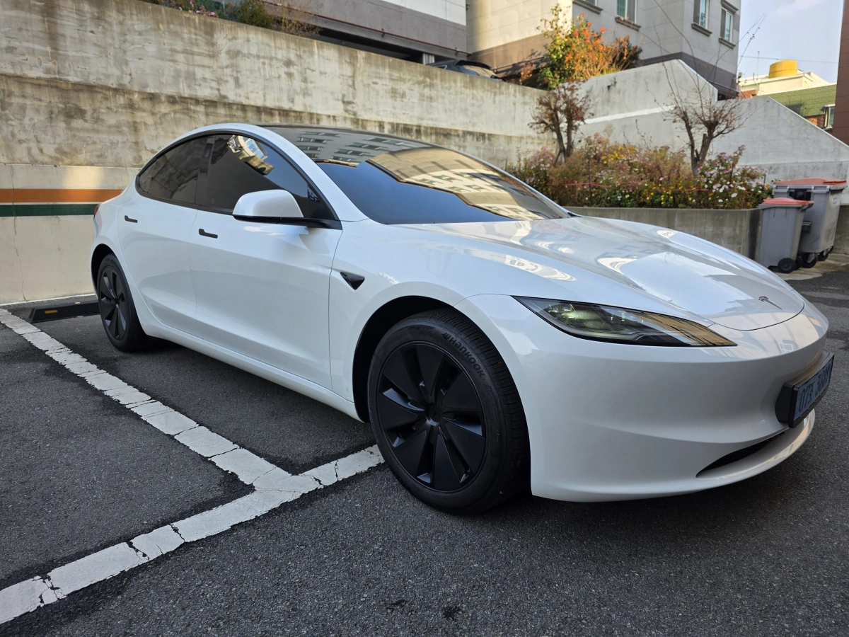 TESLA MODEL 3  2025