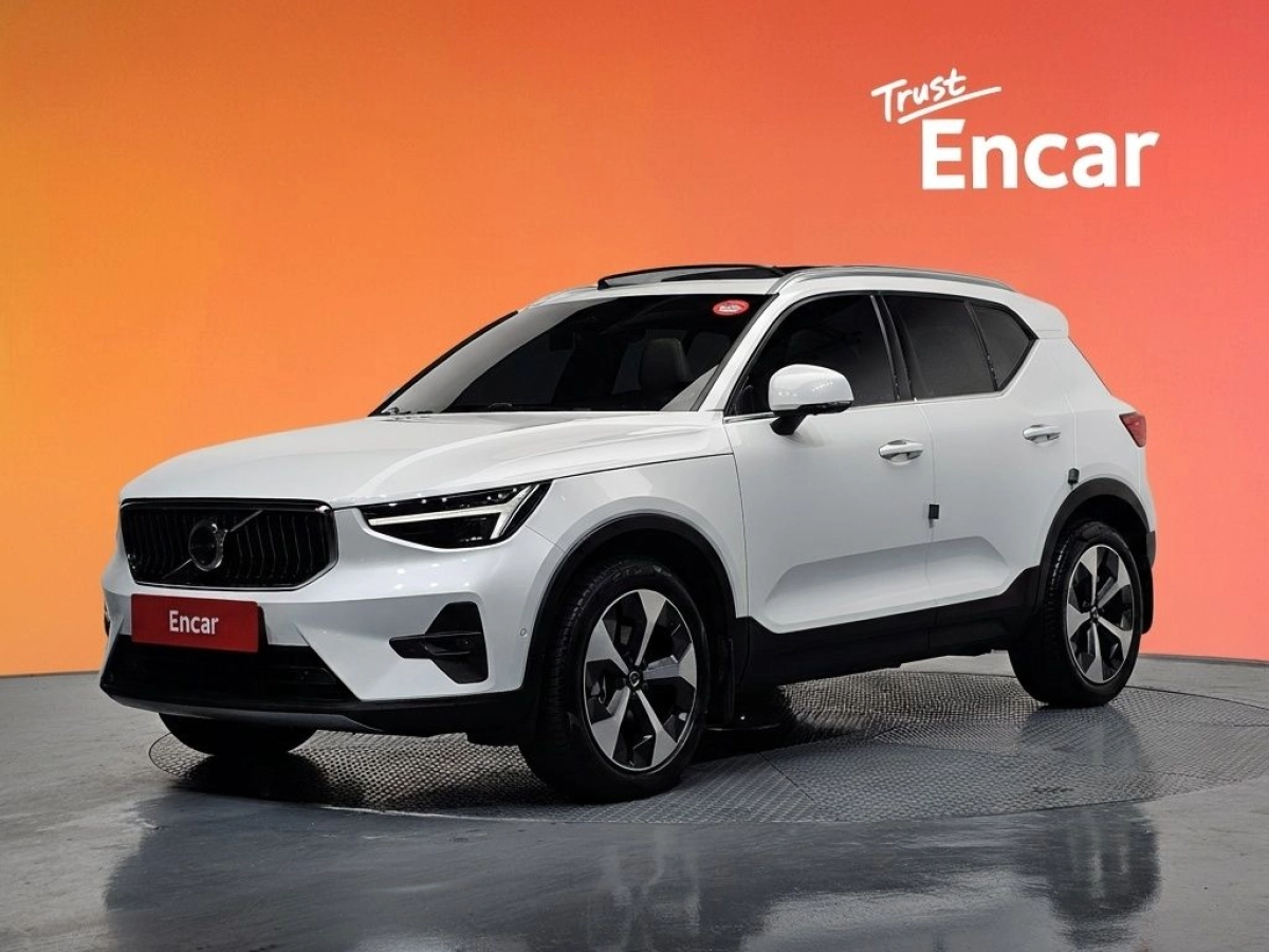 VOLVO XC40  2024