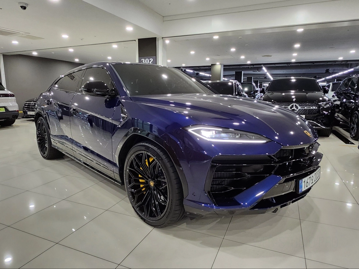 LAMBORGHINI URUS  2025
