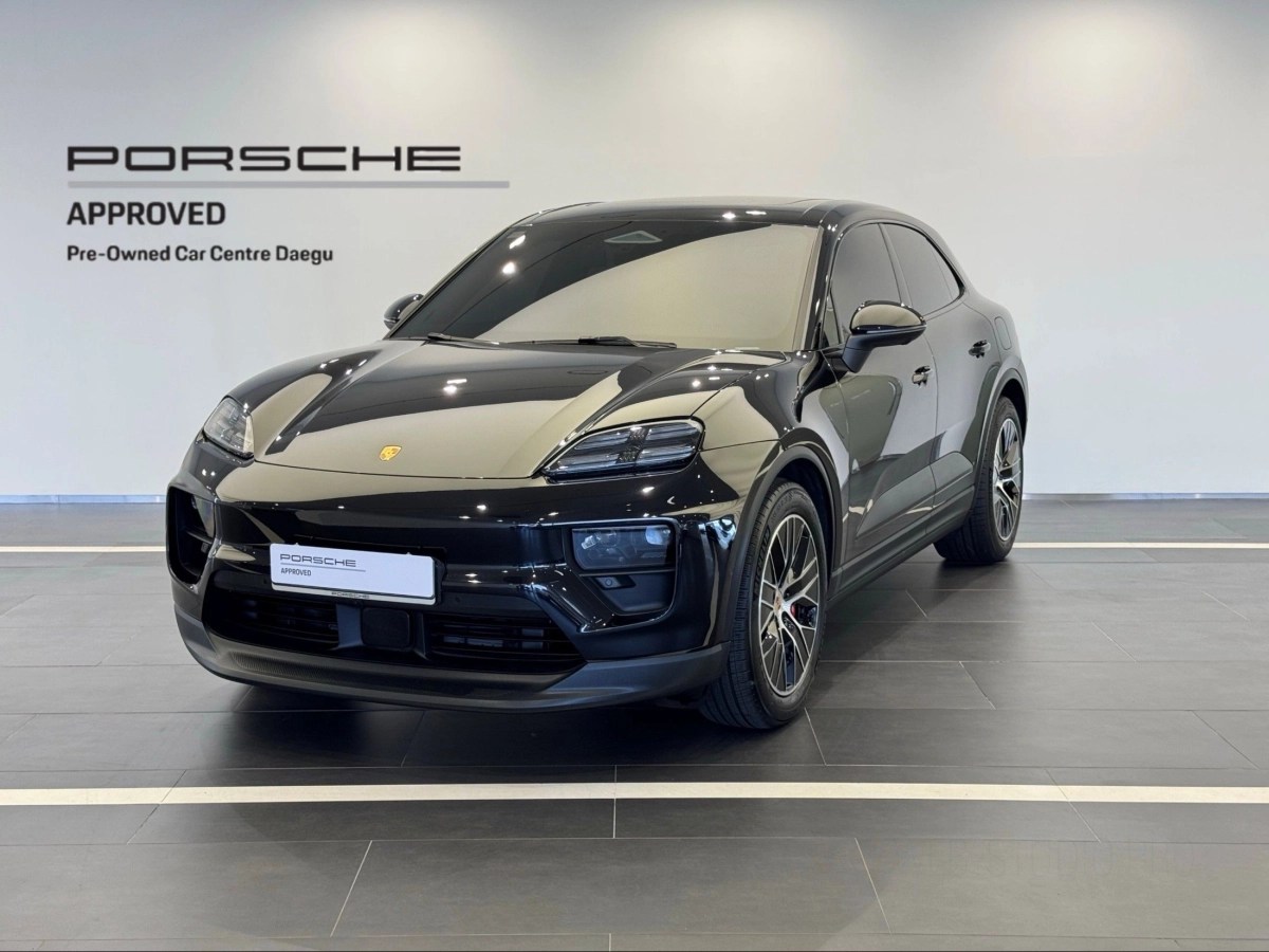 PORSCHE MACAN EV