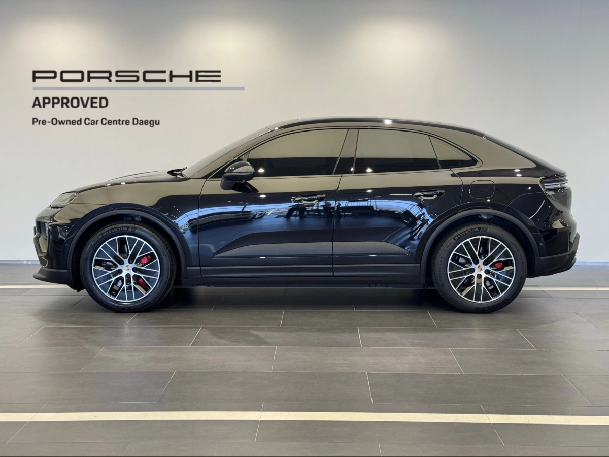PORSCHE MACAN EV