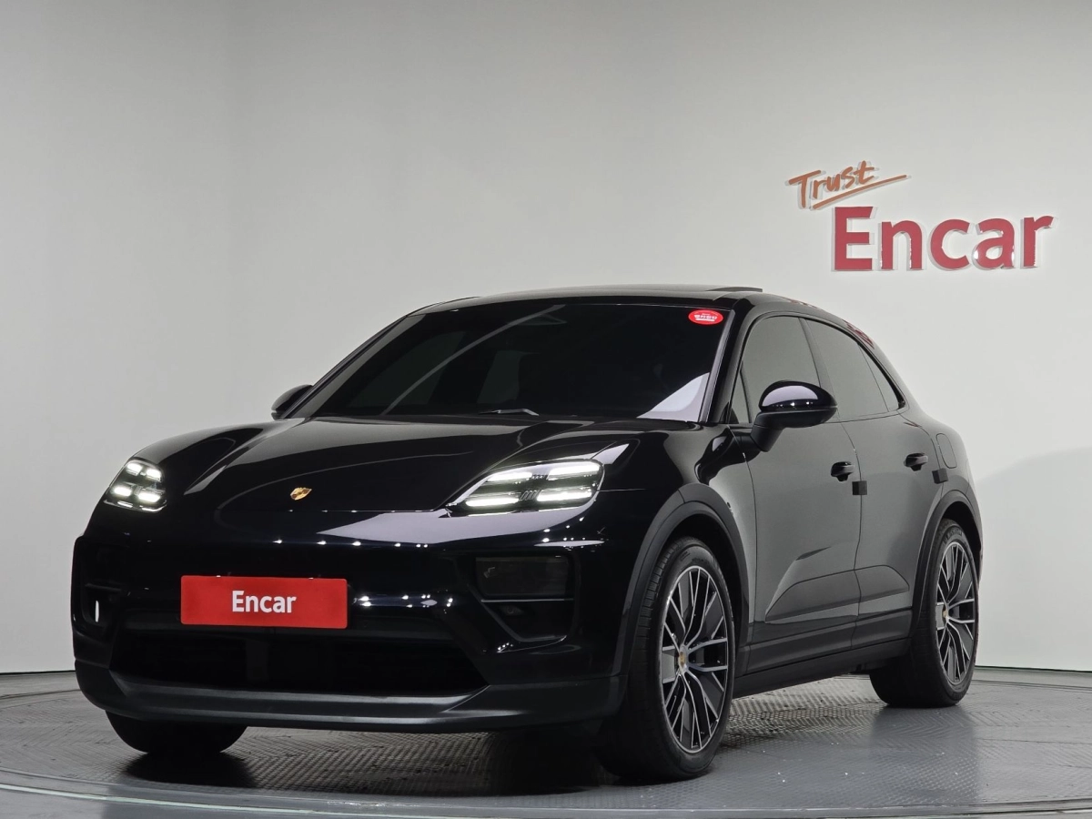 PORSCHE MACAN EV