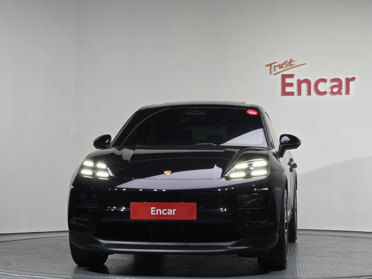PORSCHE MACAN EV