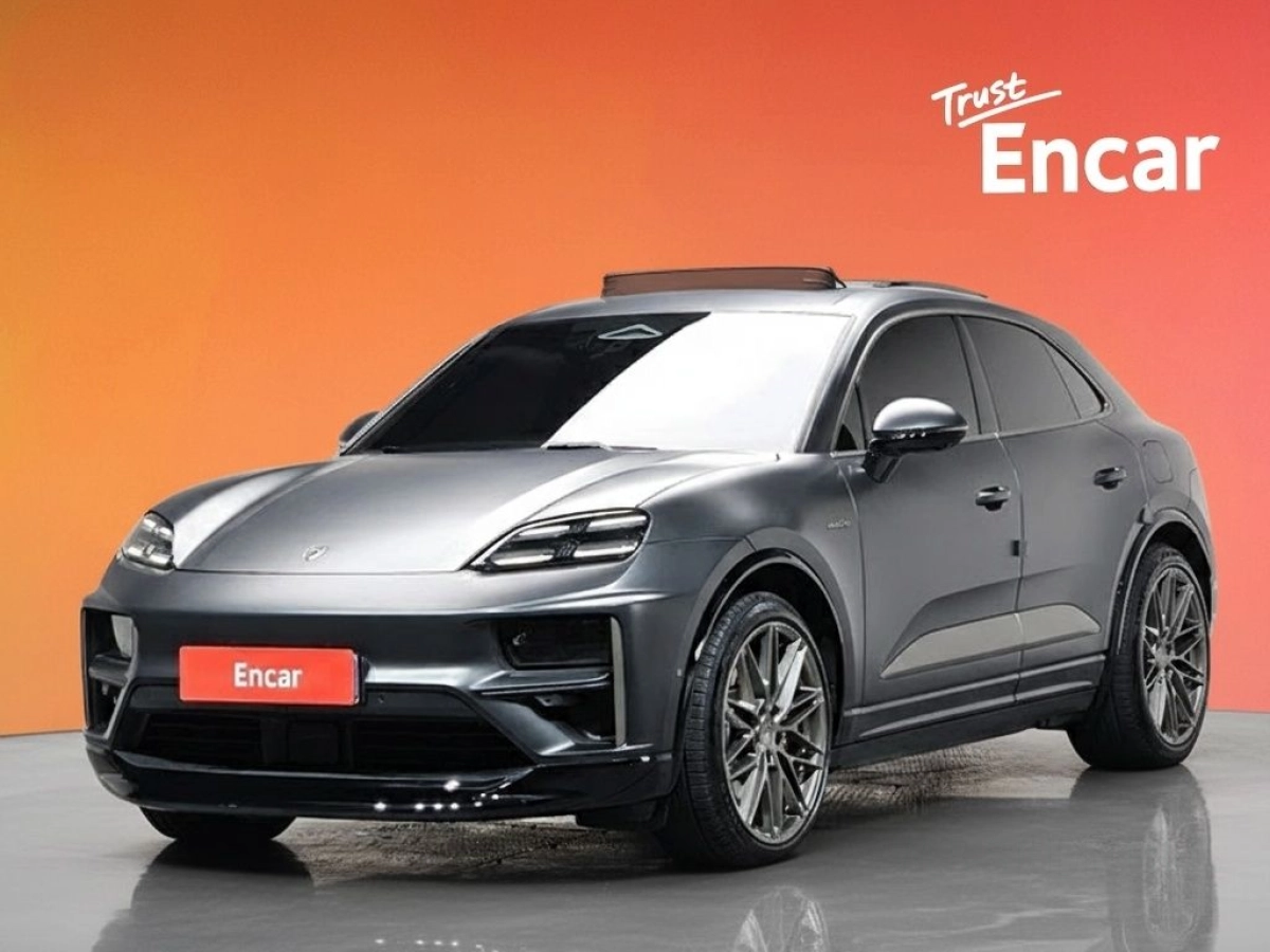 PORSCHE MACAN EV