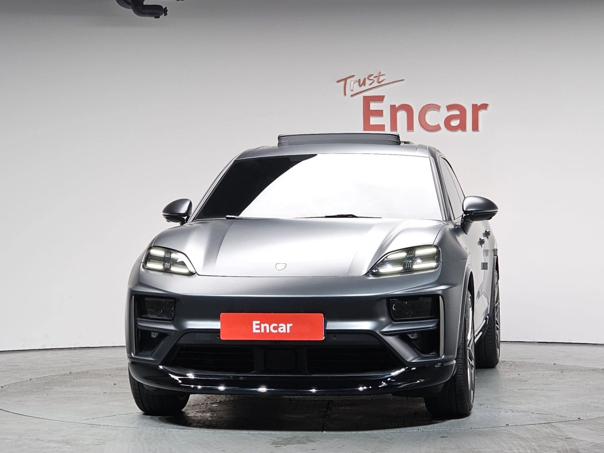 PORSCHE MACAN EV