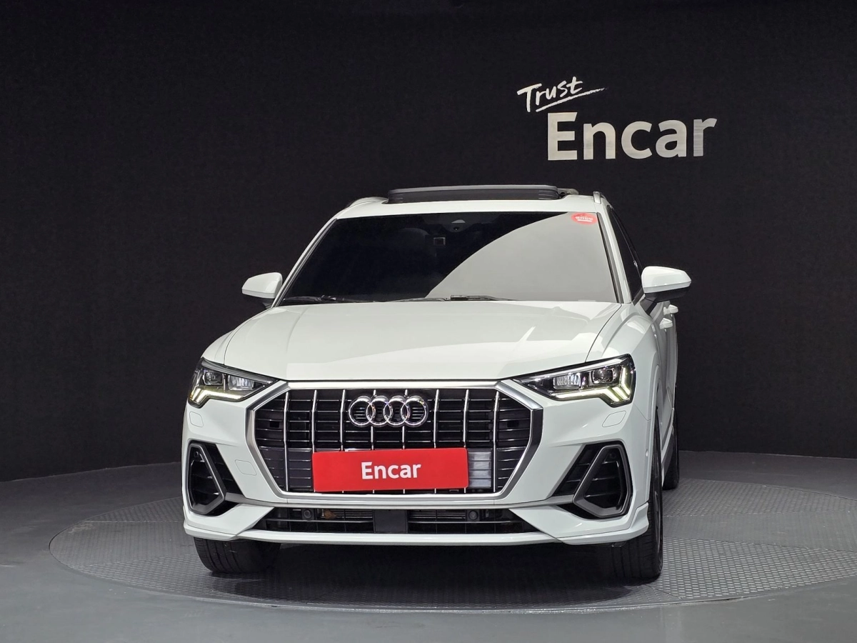 AUDI Q3 F3