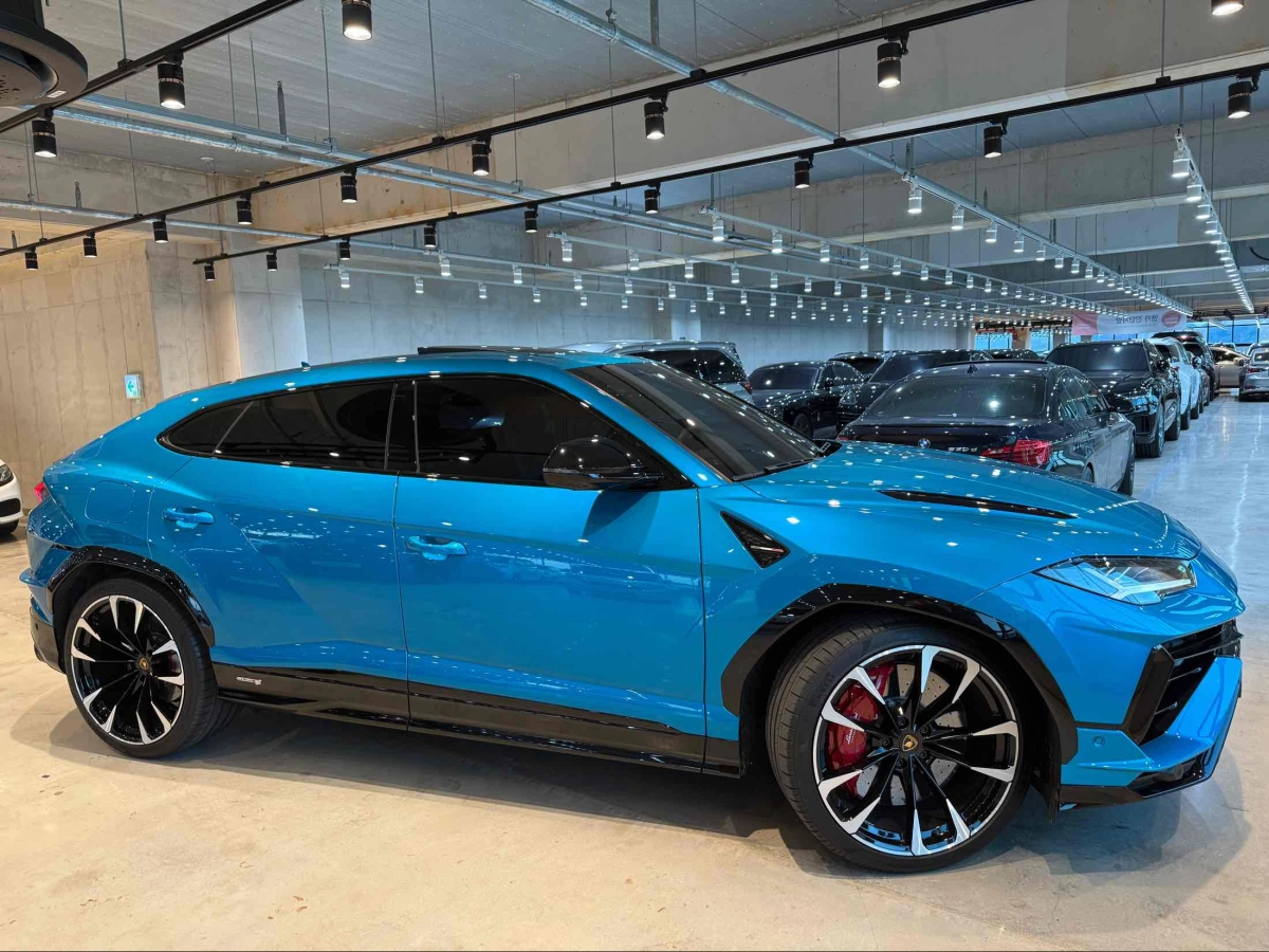 LAMBORGHINI URUS