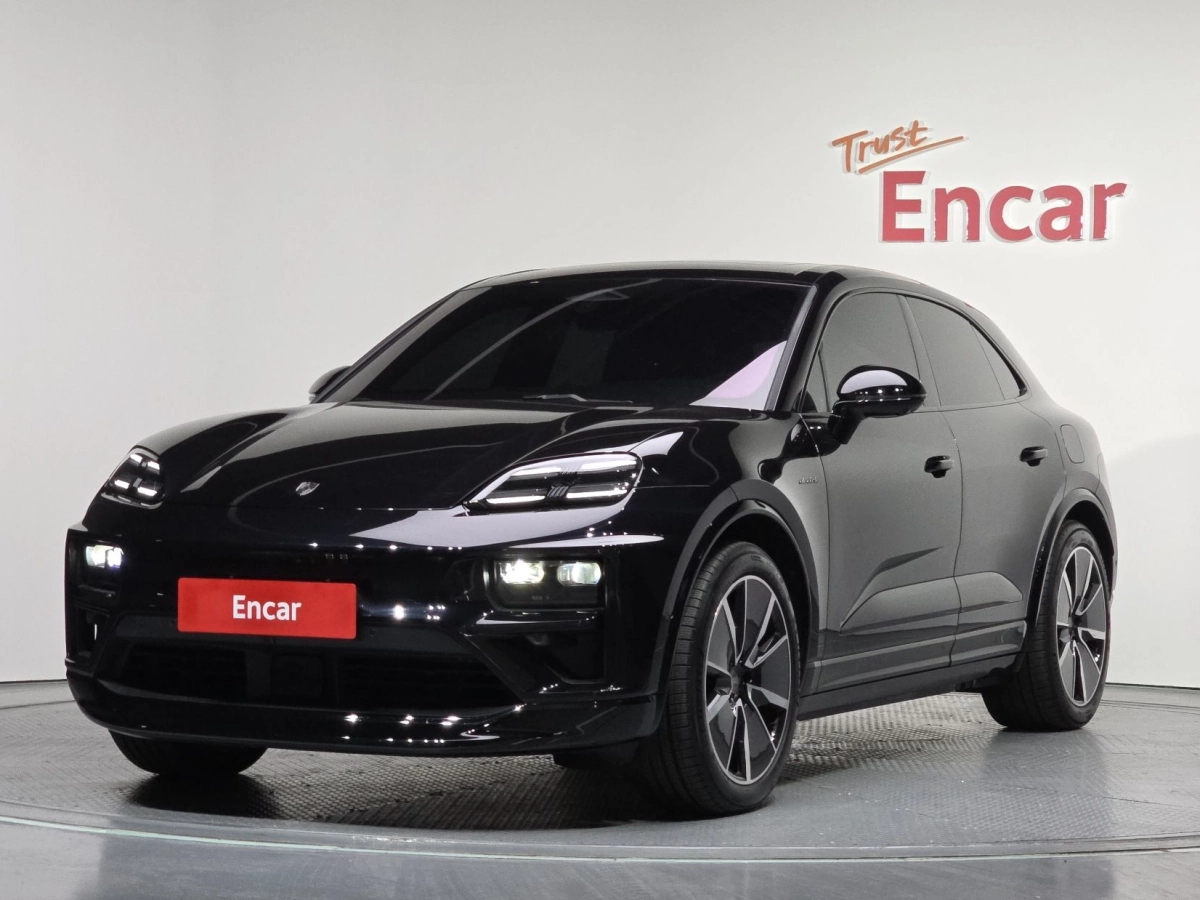 PORSCHE MACAN EV