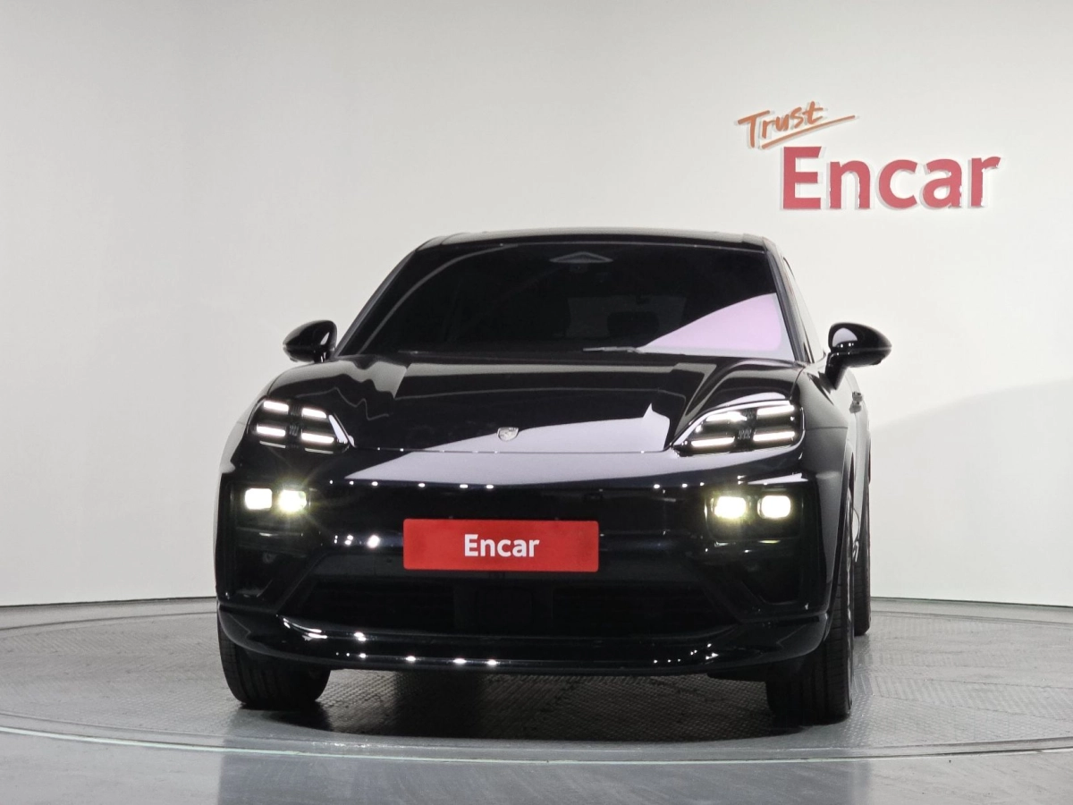 PORSCHE MACAN EV