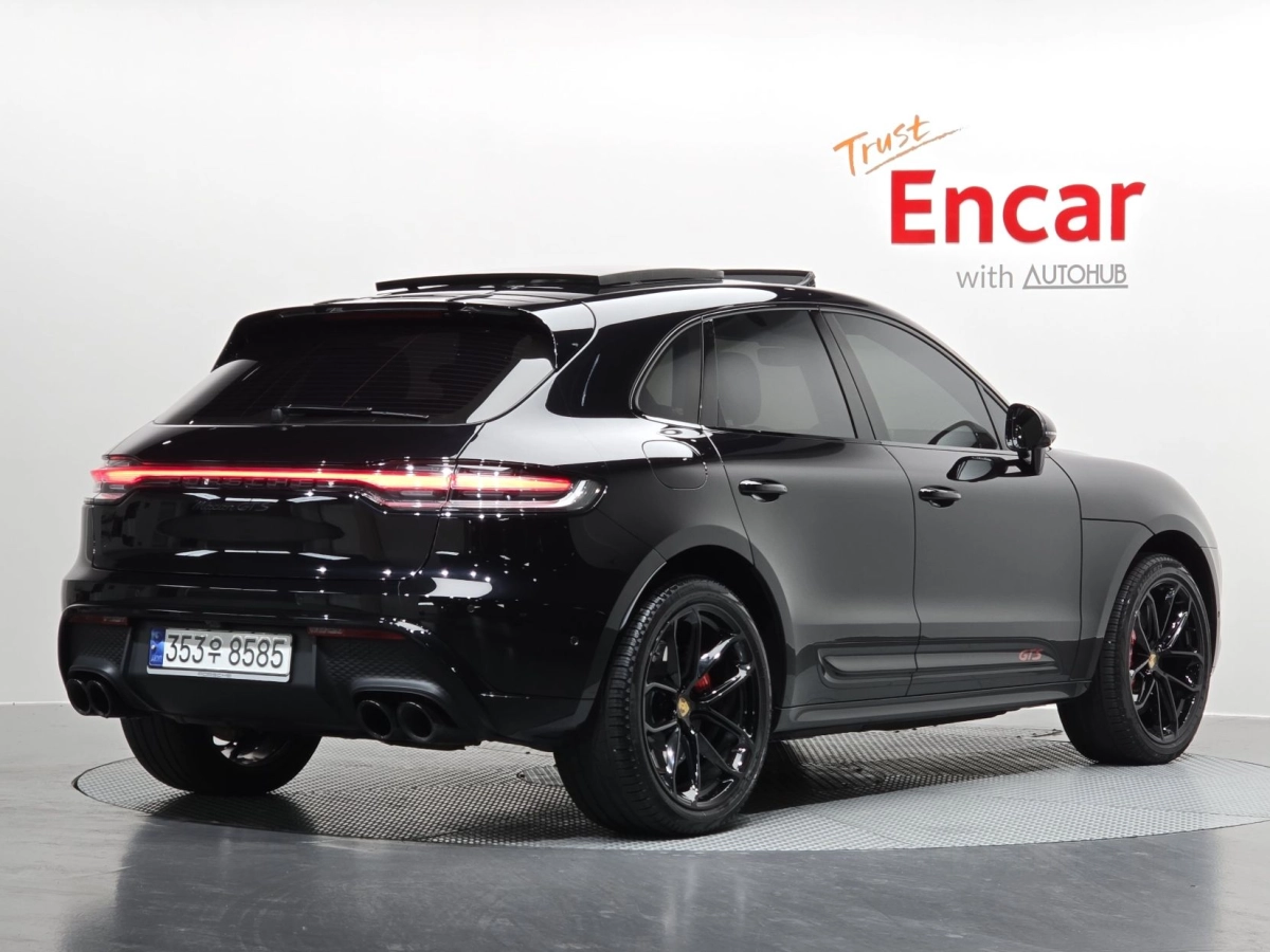 PORSCHE MACAN