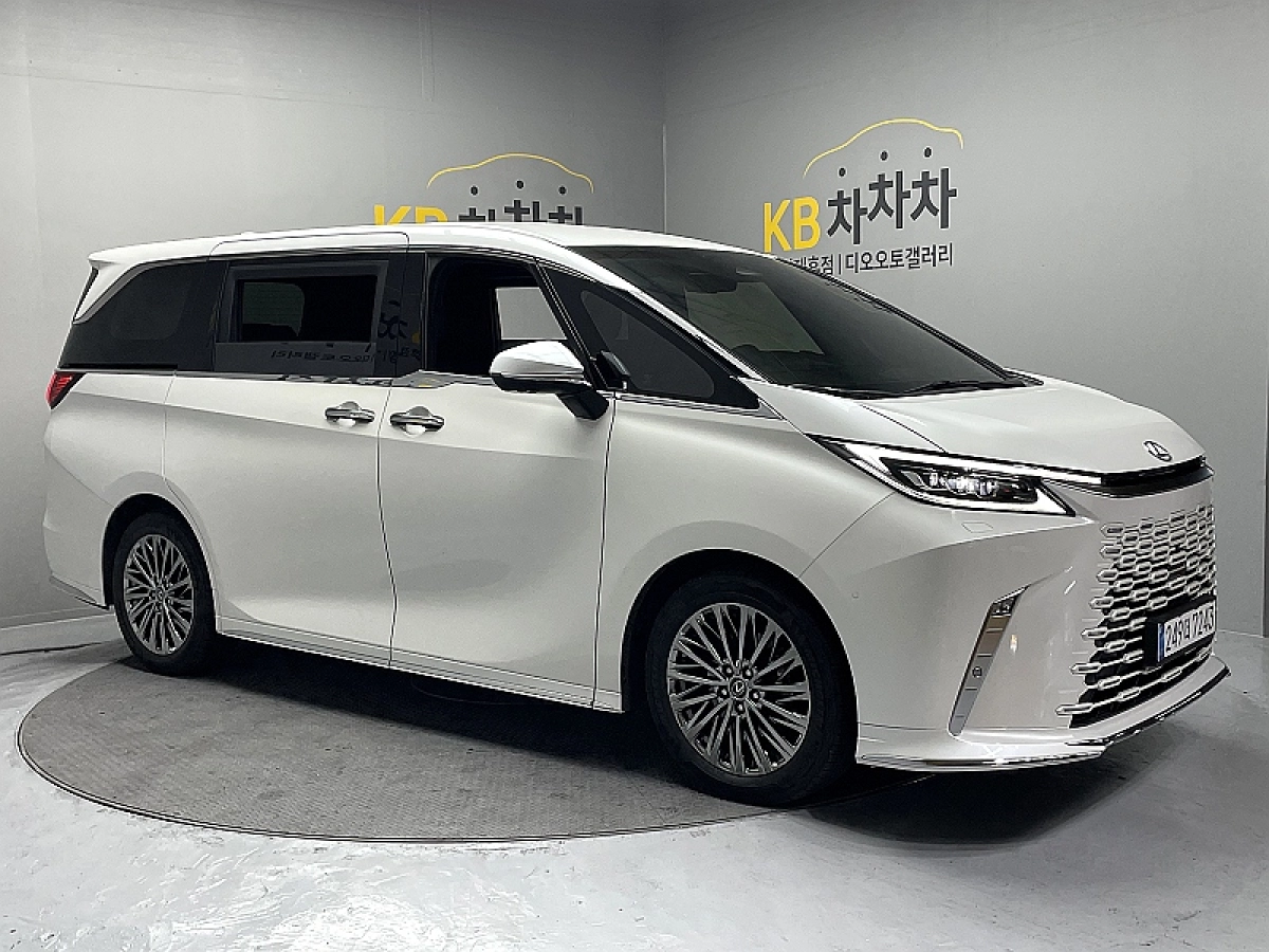 LEXUS LM  2025