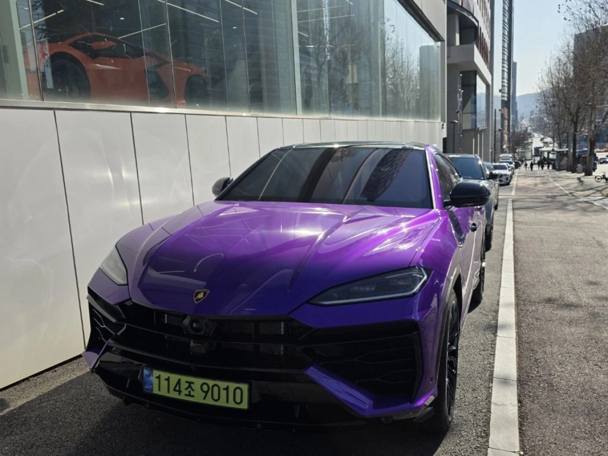 LAMBORGHINI URUS  2025