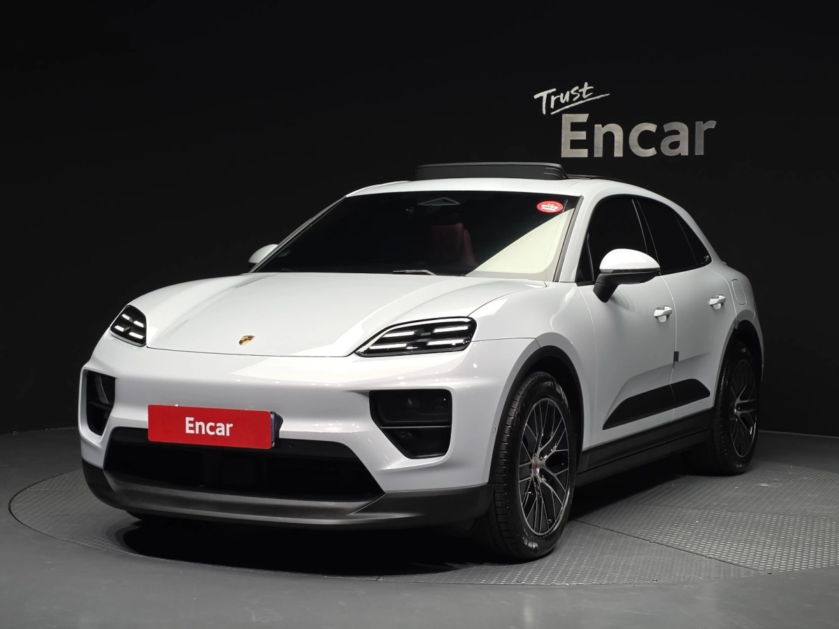 PORSCHE MACAN EV