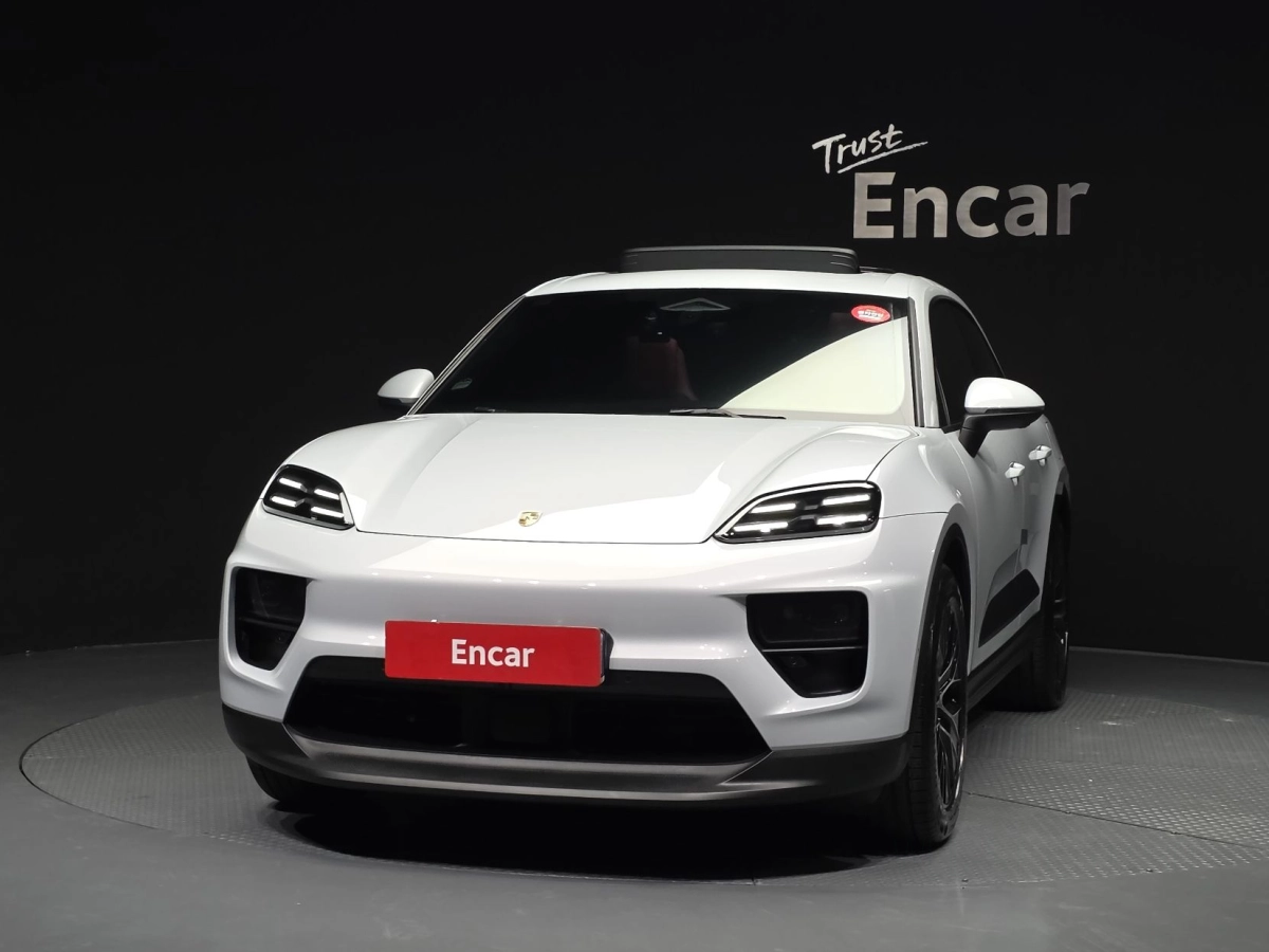 PORSCHE MACAN EV